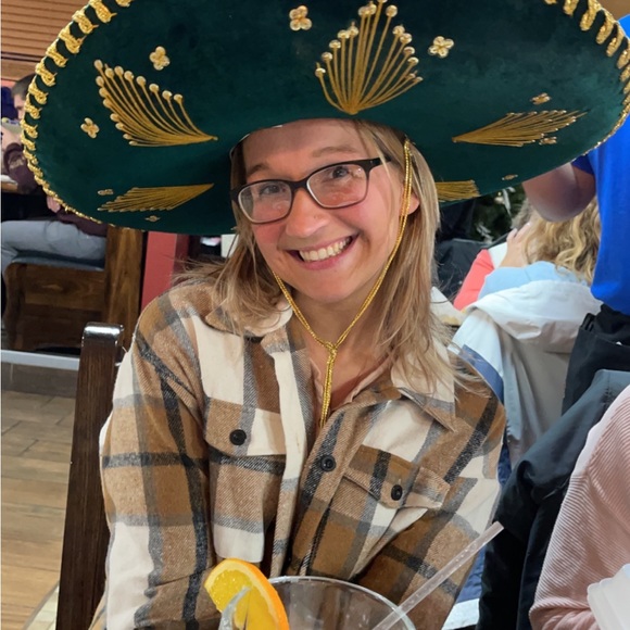 Meet your Posher, Stephanie - Picture 2 of 11